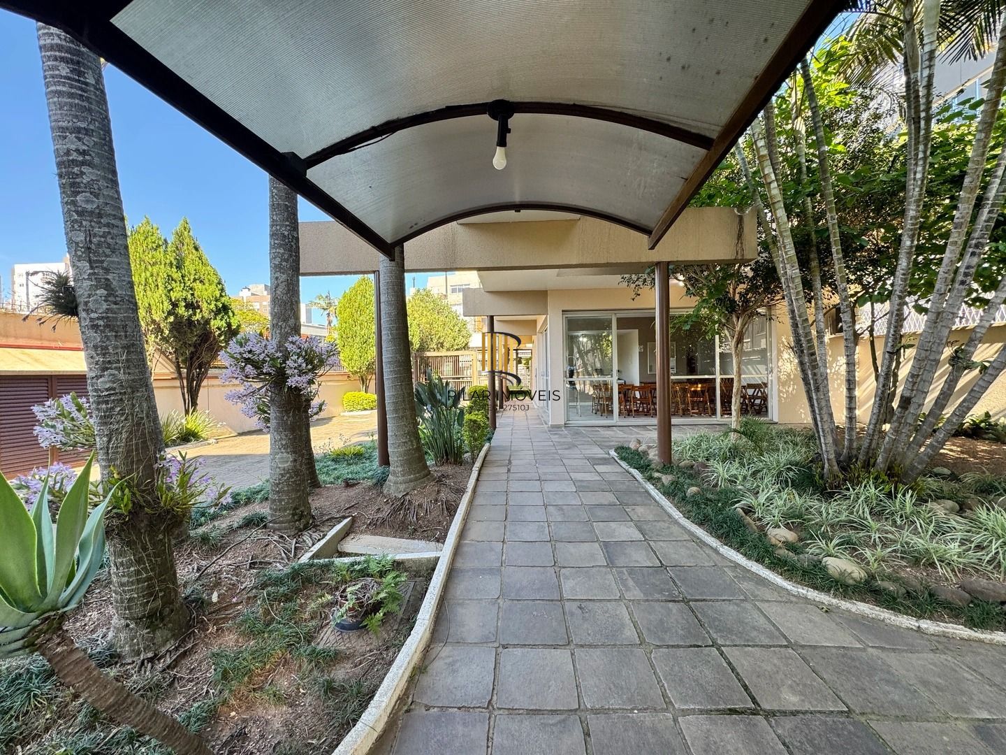 Apartamento dois dormitórios ( uma suíte) garagem/depósito Bairro Menino Deus