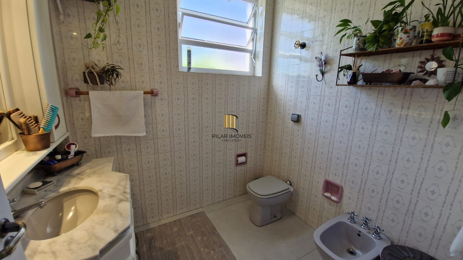 Apartamento no Menino Deus com 2 dormitórios e dependência de empregada com banheiro