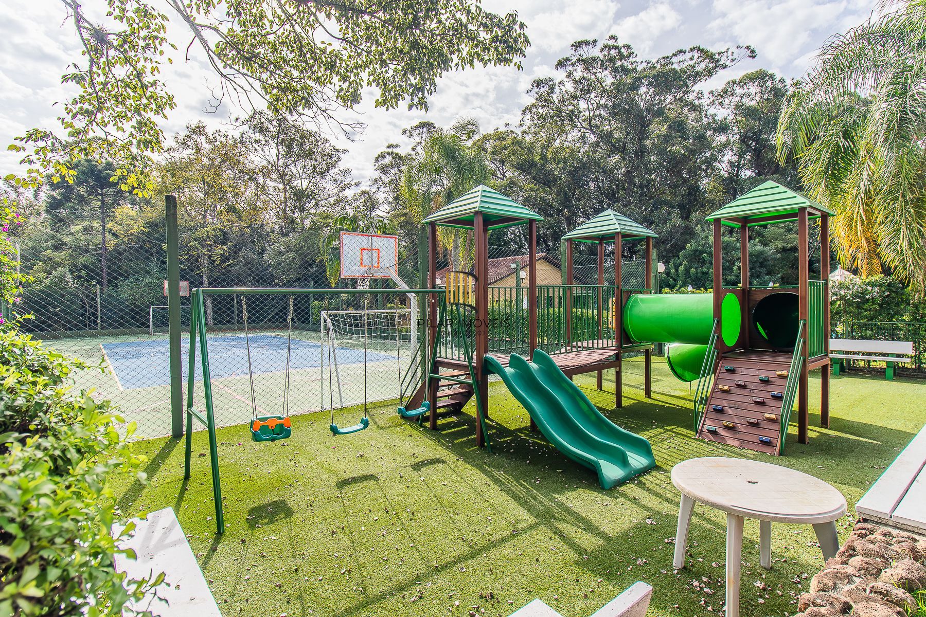 CASA DE 4 DORMITÓRIOS EM CONDOMÍNIO - 320 m² - 4 VAGAS DE GARAGEM