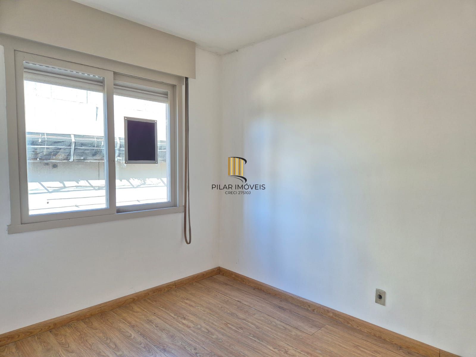 Um dormitório ao lado shoping Lindóia