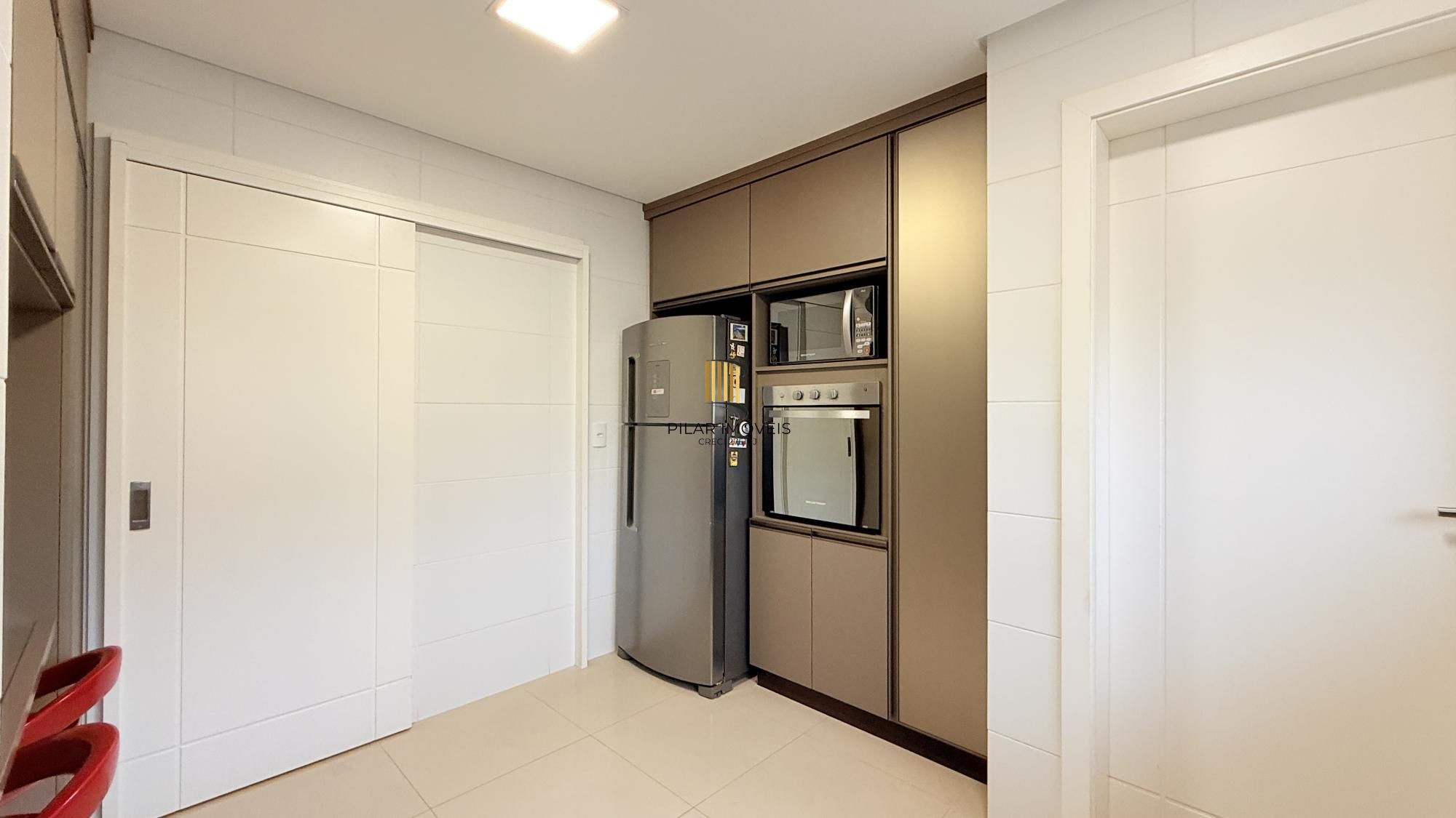 Excelente apartamento amplo com 2 dormitórios, 2 suítes mais dependência de empregada ou gabinete ou 3º dormitório
