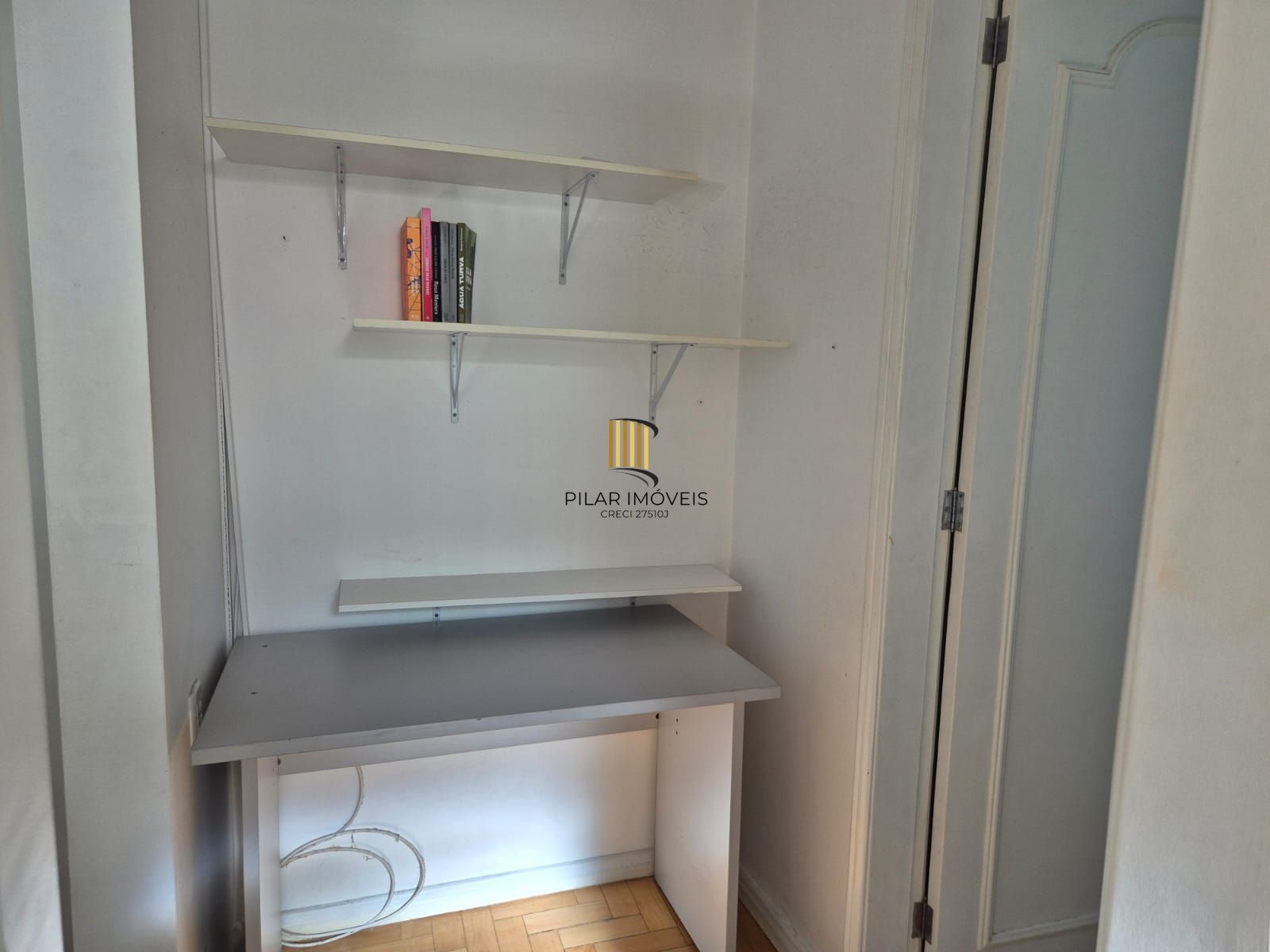 1 Dormitório, semi mobiliado com vaga