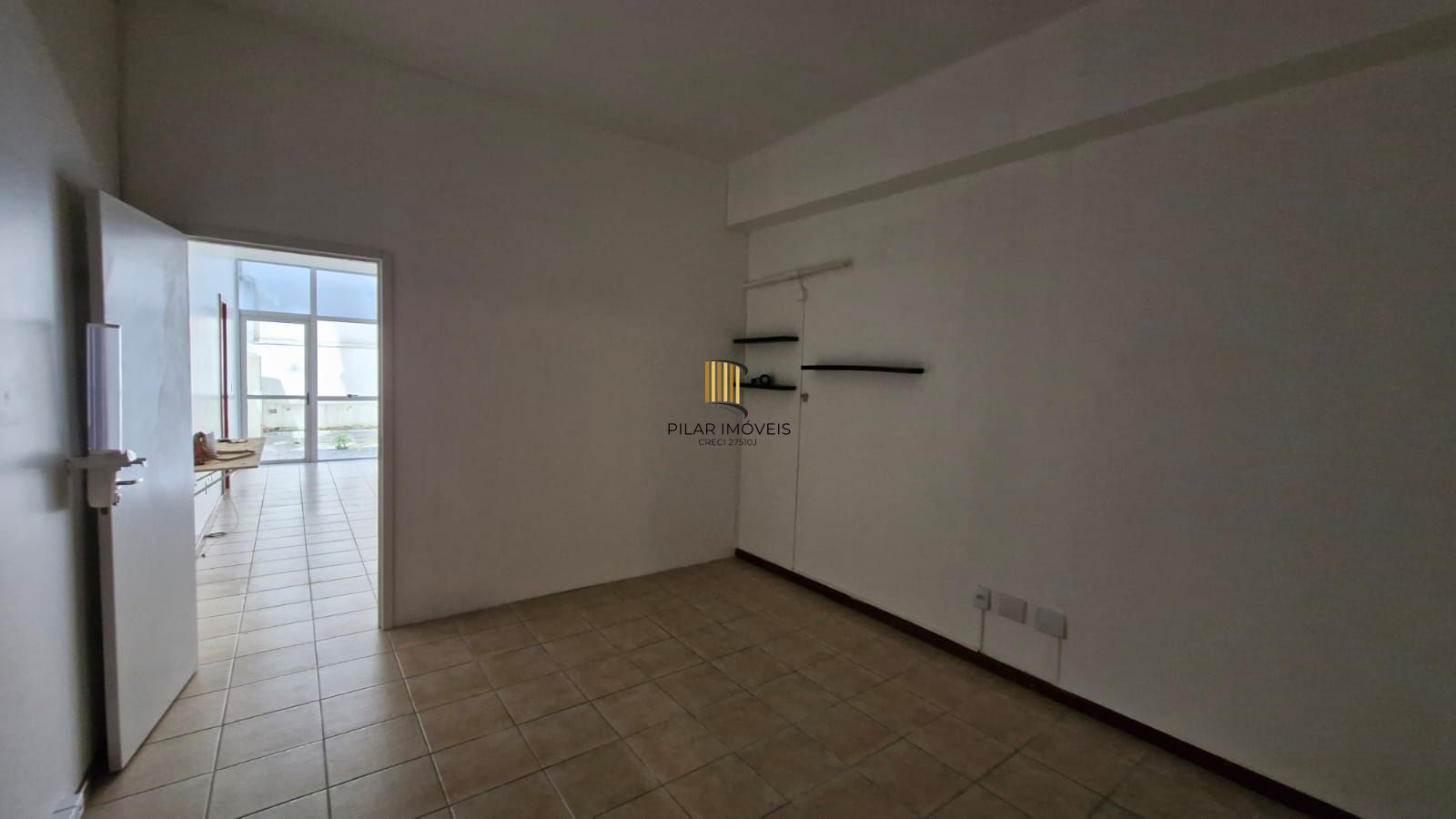 Sala na Rua General Lima e Silva com 68,50 m² de área privativa, pátio com churrasqueira