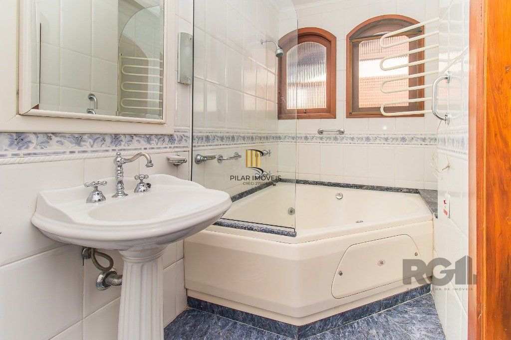 Casa com quatro quartos/dormitórios e muitos ambientes aconchegantes.