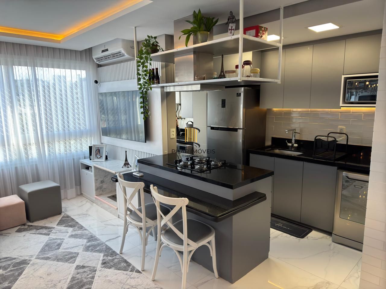 Apartamento de 2 dormitórios no Menino Deus, com vaga dupla coberta 75,81m² de área privativa.