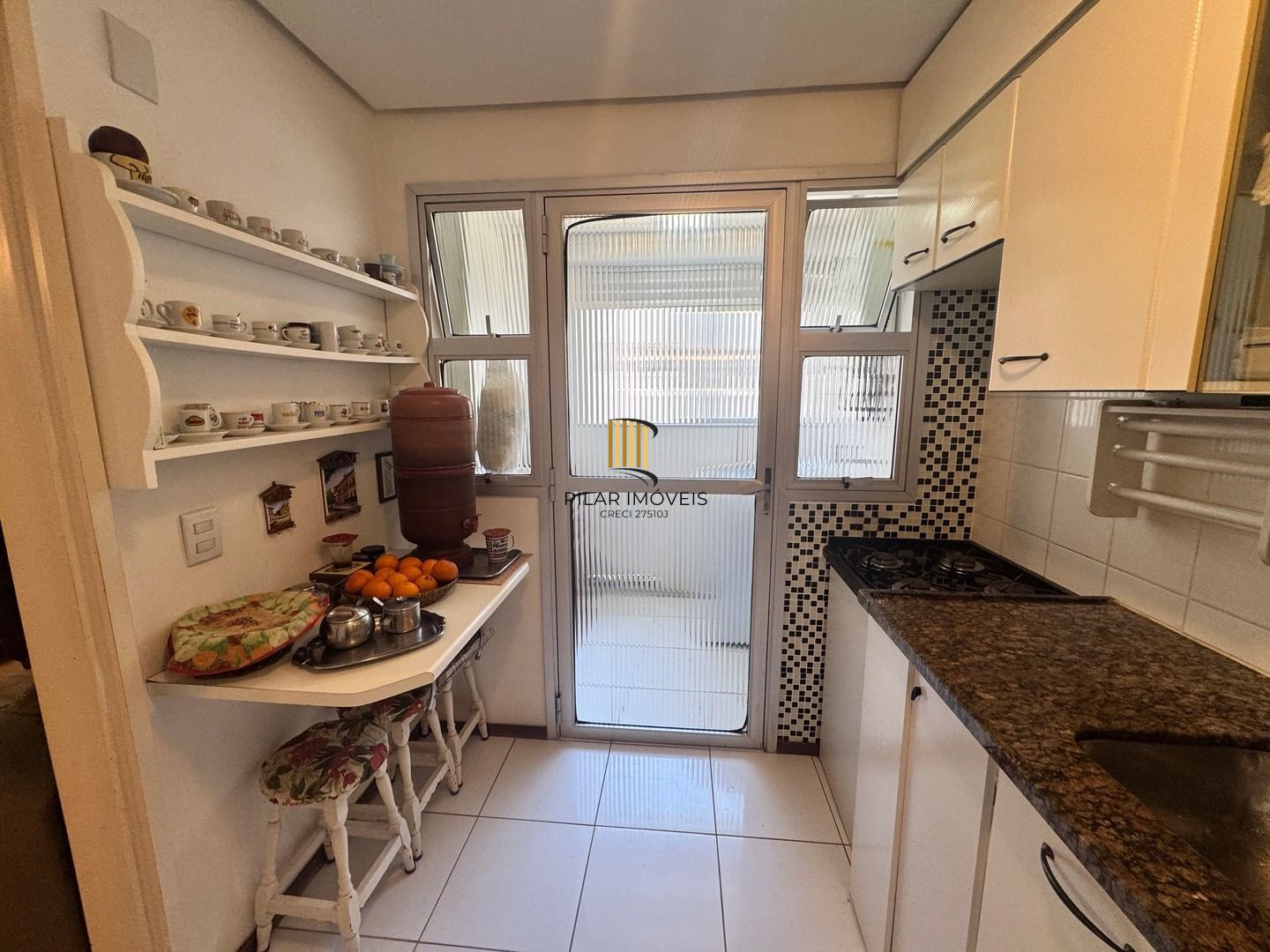 Apartamento dois dormitórios ( uma suíte) garagem/depósito Bairro Menino Deus