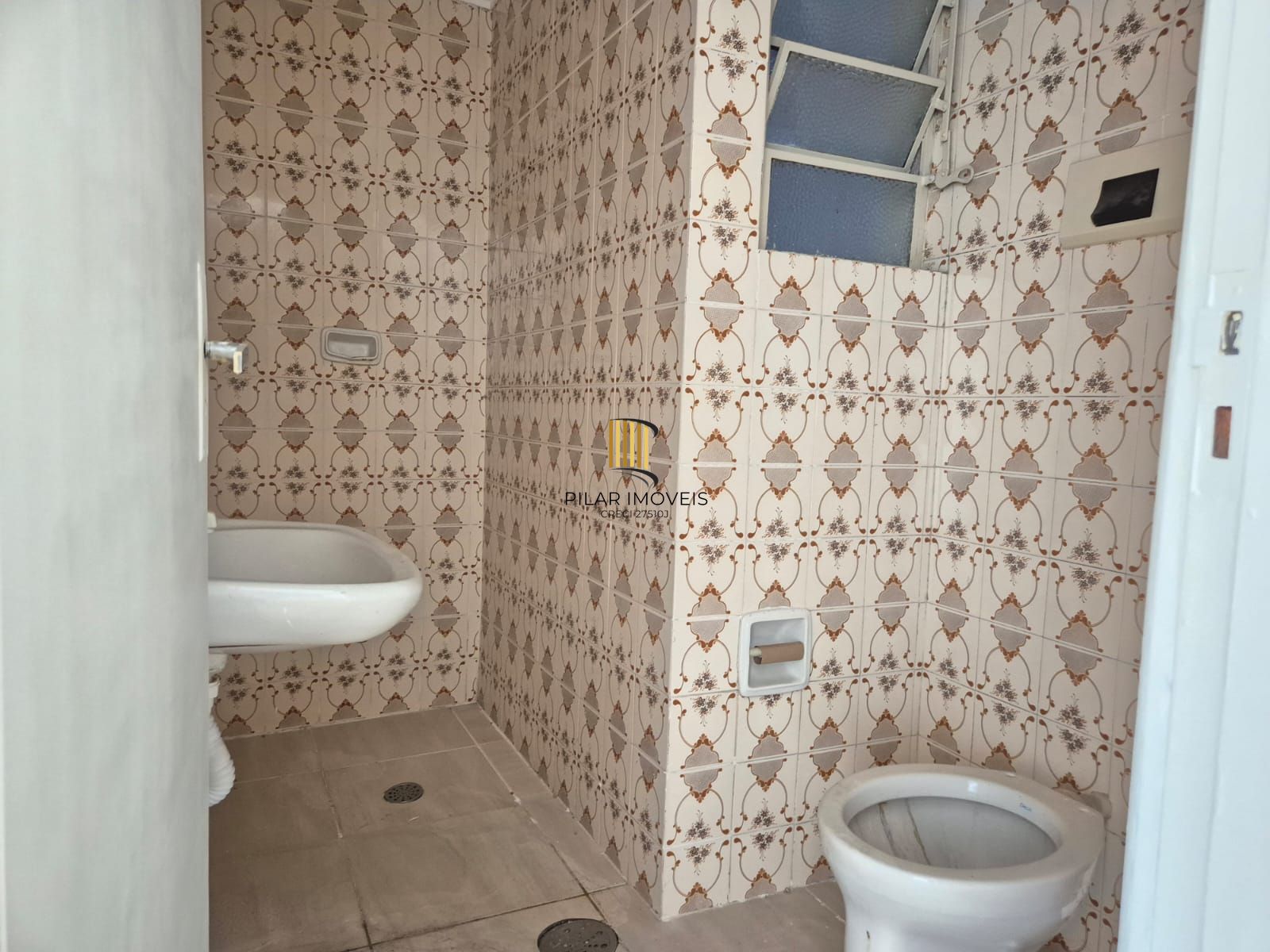 Um dormitório ao lado shoping Lindóia