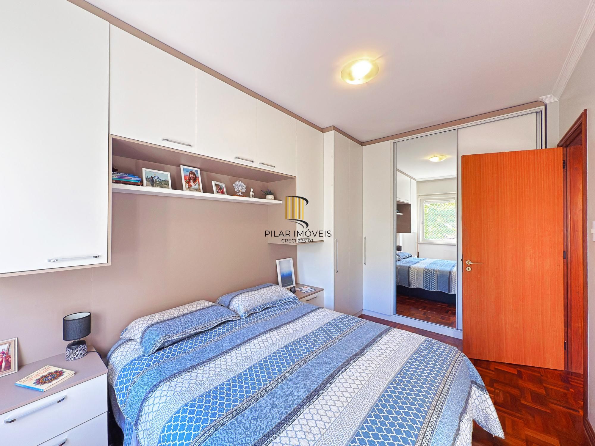 Apto 82m² 3 quartos, sendo um de empregada com suíte, prédio com elevador e vaga de garagem.