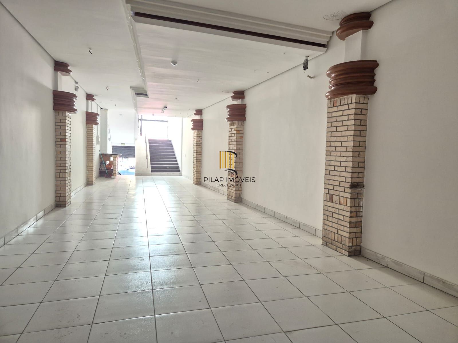 Prédio comercial com 3 andares