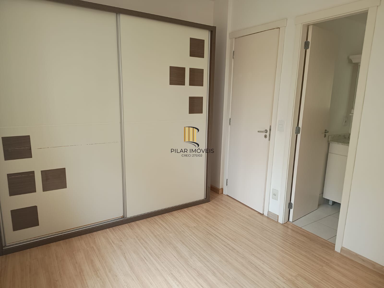 Apartamento três dormitórios (uma suíte), uma vaga escriturada/coberta Bairro Partenon