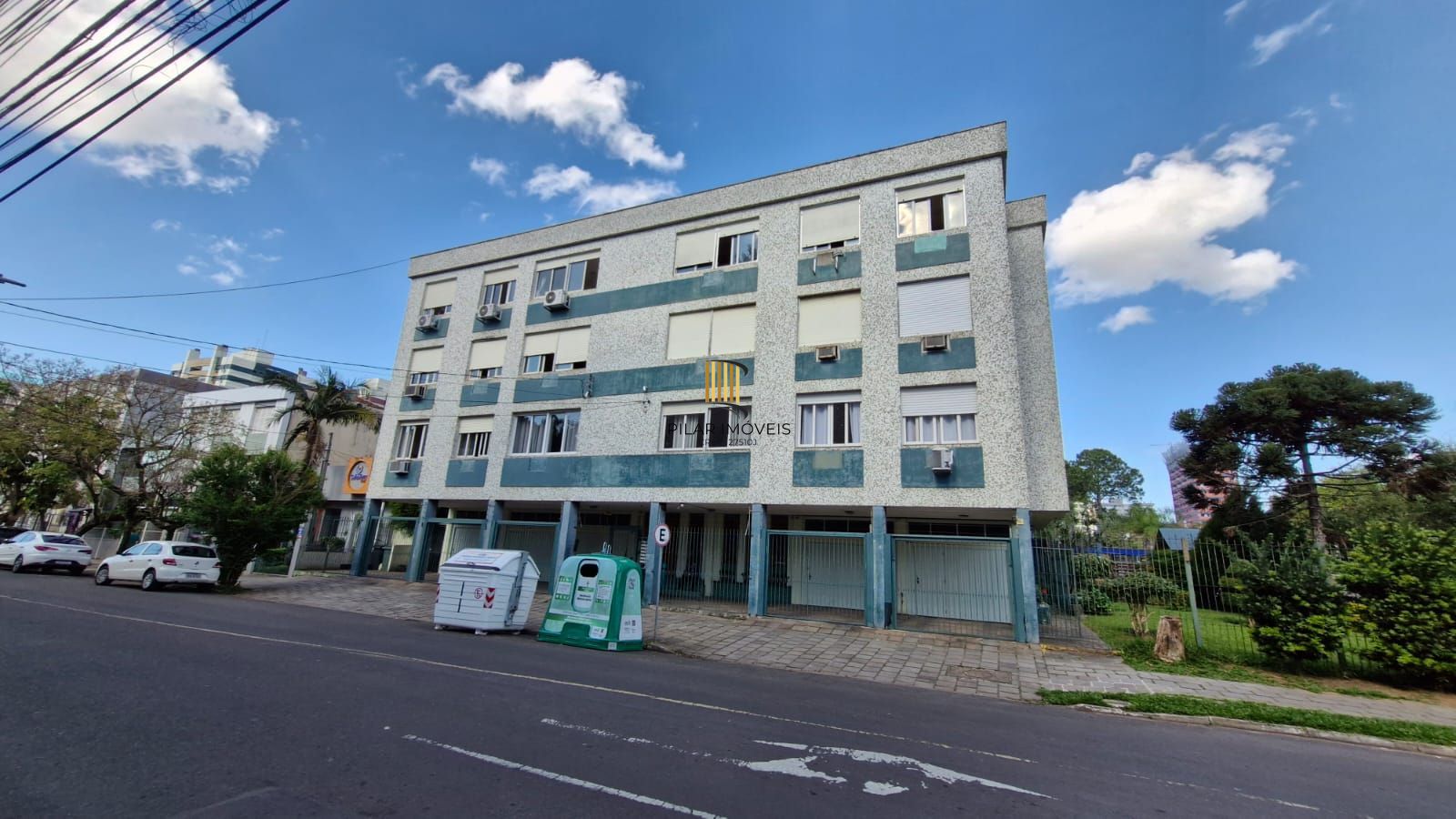 Apartamento no Menino Deus com 2 dormitórios e dependência de empregada com banheiro