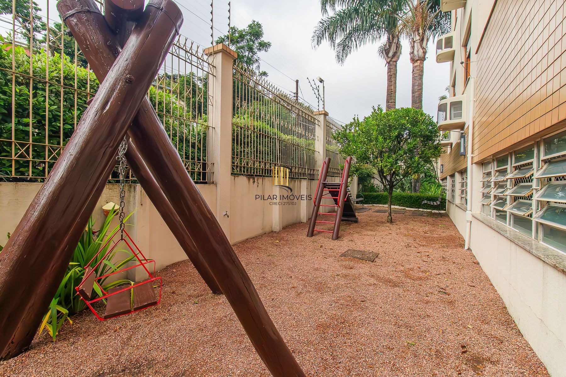 Apartamento semi mobiliado, impecável, com 126m² privativo.