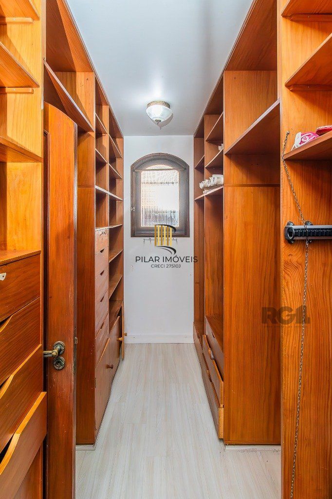 Casa com quatro quartos/dormitórios e muitos ambientes aconchegantes.