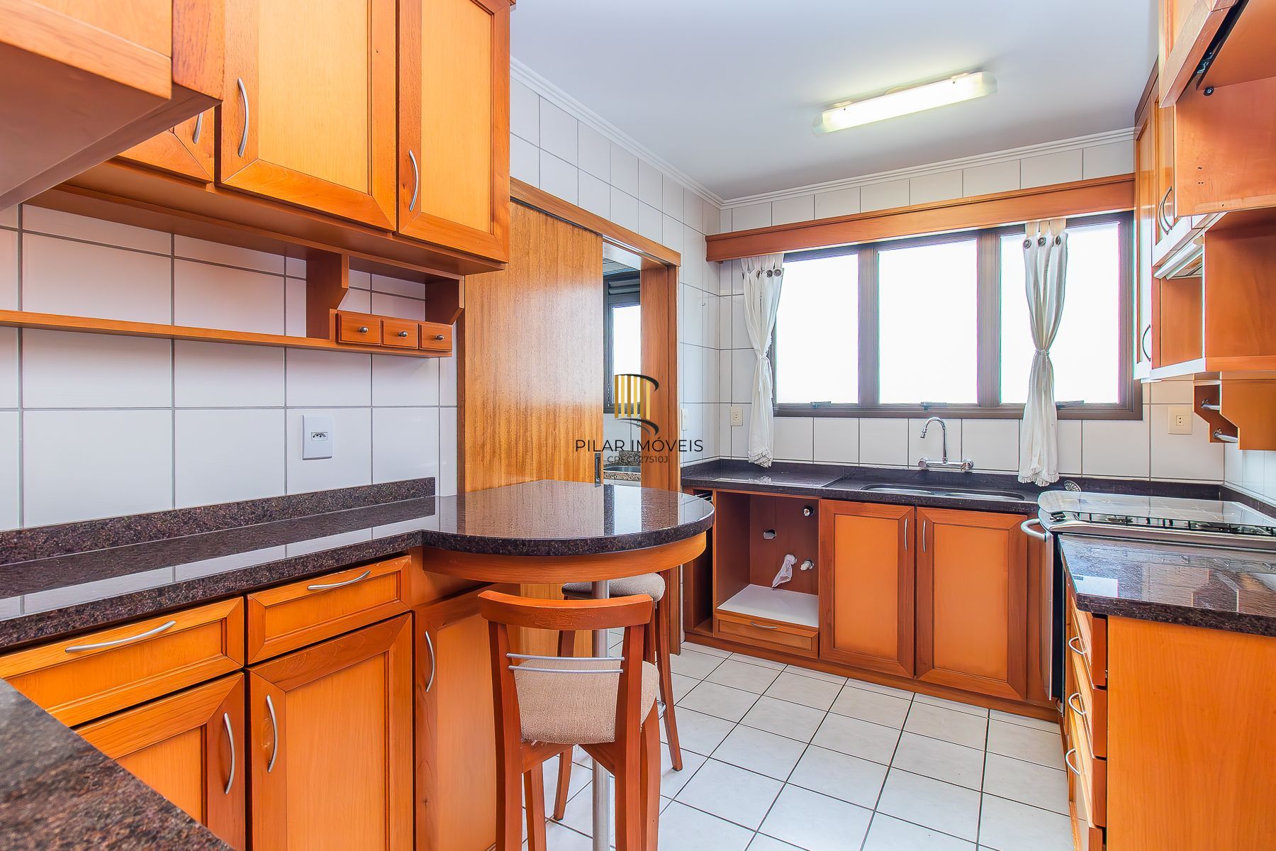 Apartamento semi mobiliado, impecável, com 126m² privativo.
