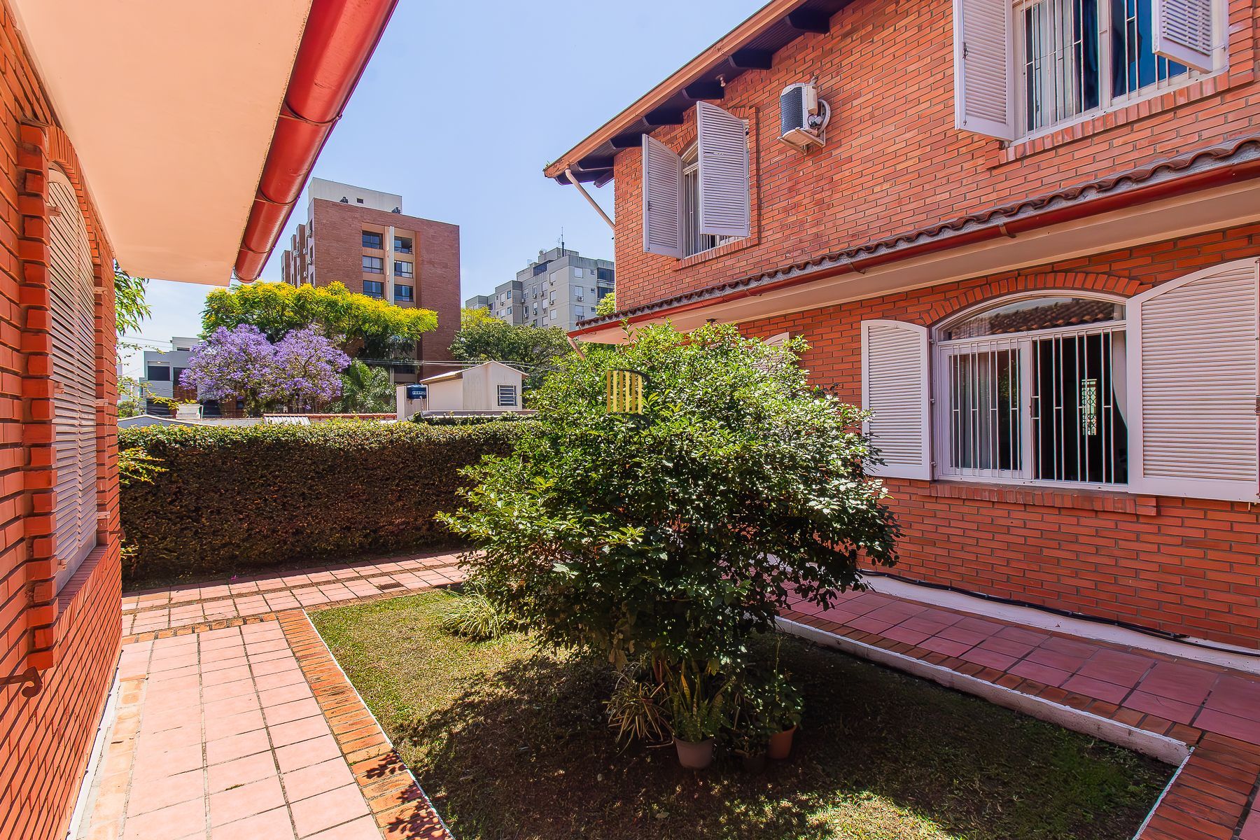 Casa com 5 dormitórios e muito mais