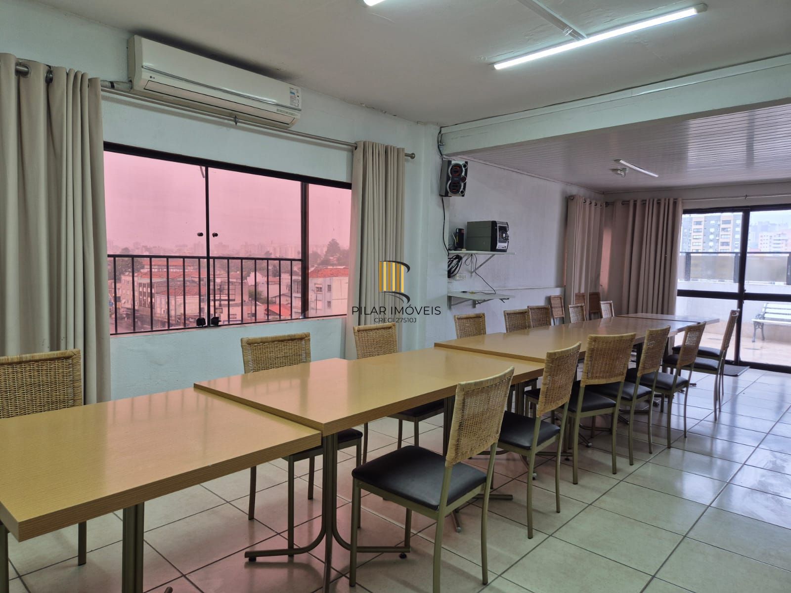 Sala comercial reformada e desocupada