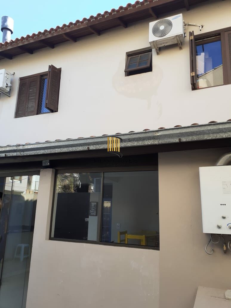 Casa quatro dormitórios ( 1 suíte) garagem ( 2 carros)