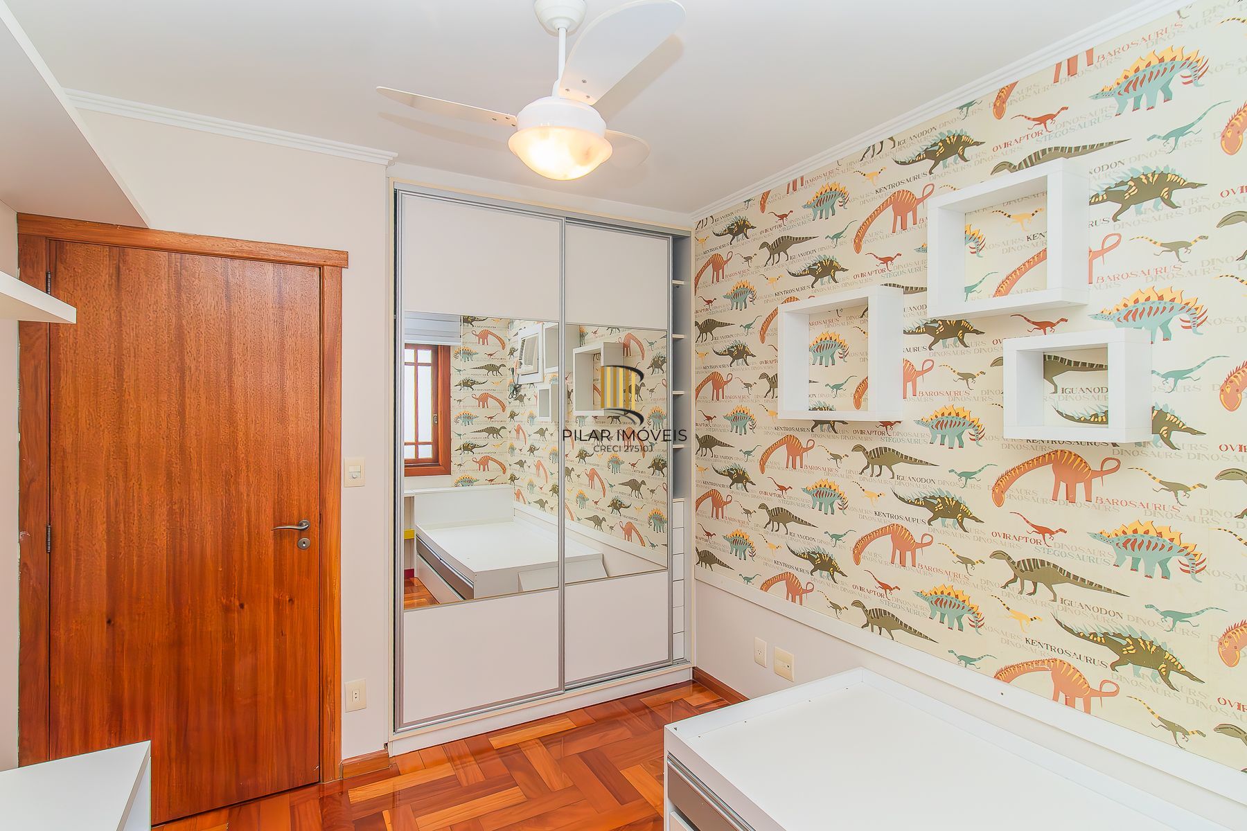 Apartamento semi mobiliado, impecável, com 126m² privativo.