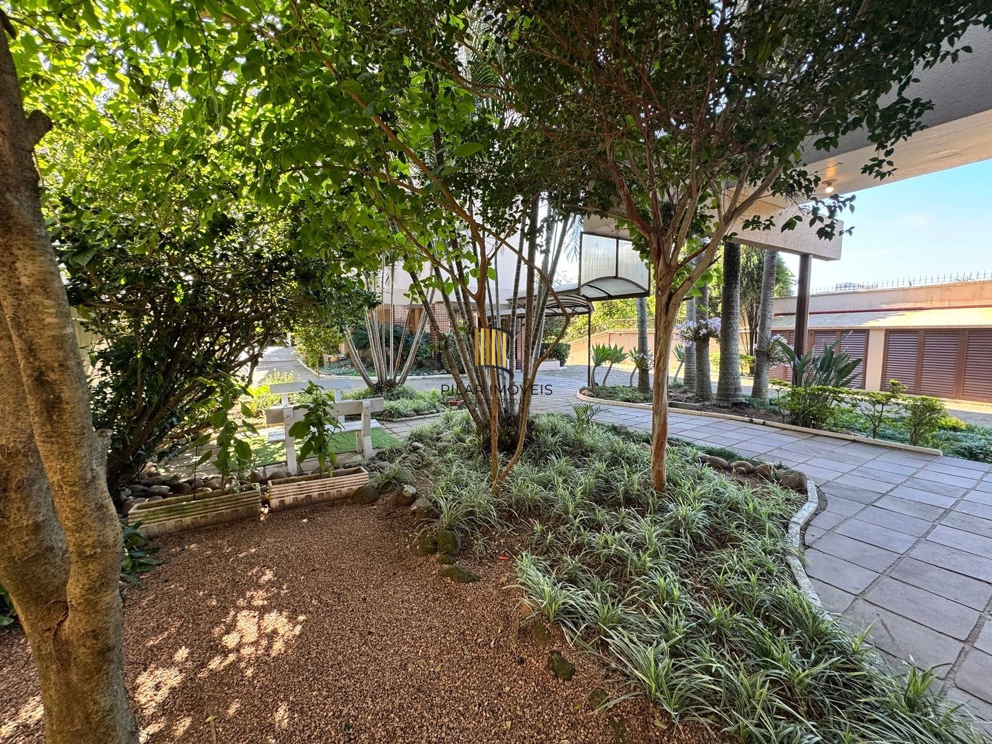 Apartamento dois dormitórios ( uma suíte) garagem/depósito Bairro Menino Deus