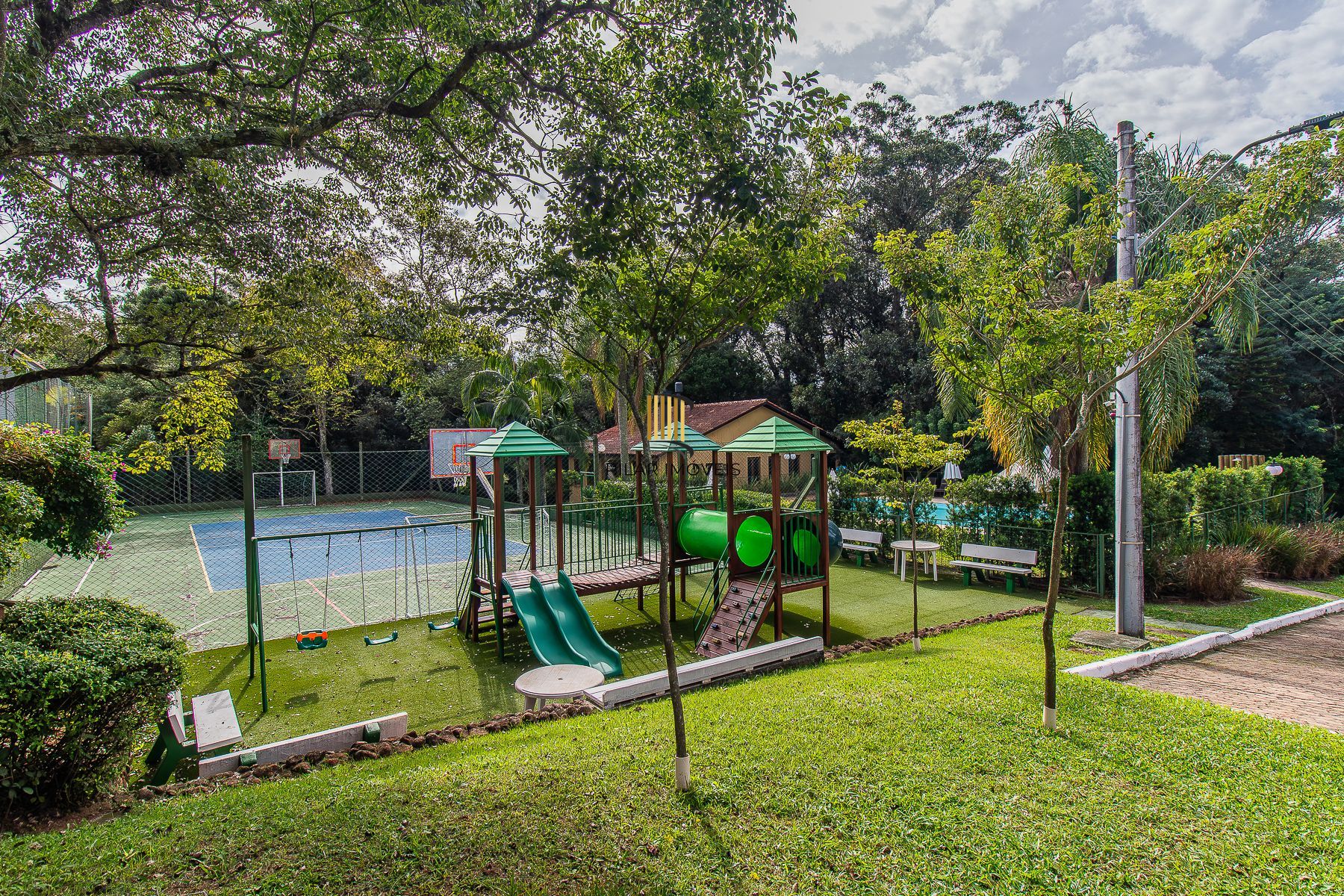 CASA DE 4 DORMITÓRIOS EM CONDOMÍNIO - 320 m² - 4 VAGAS DE GARAGEM