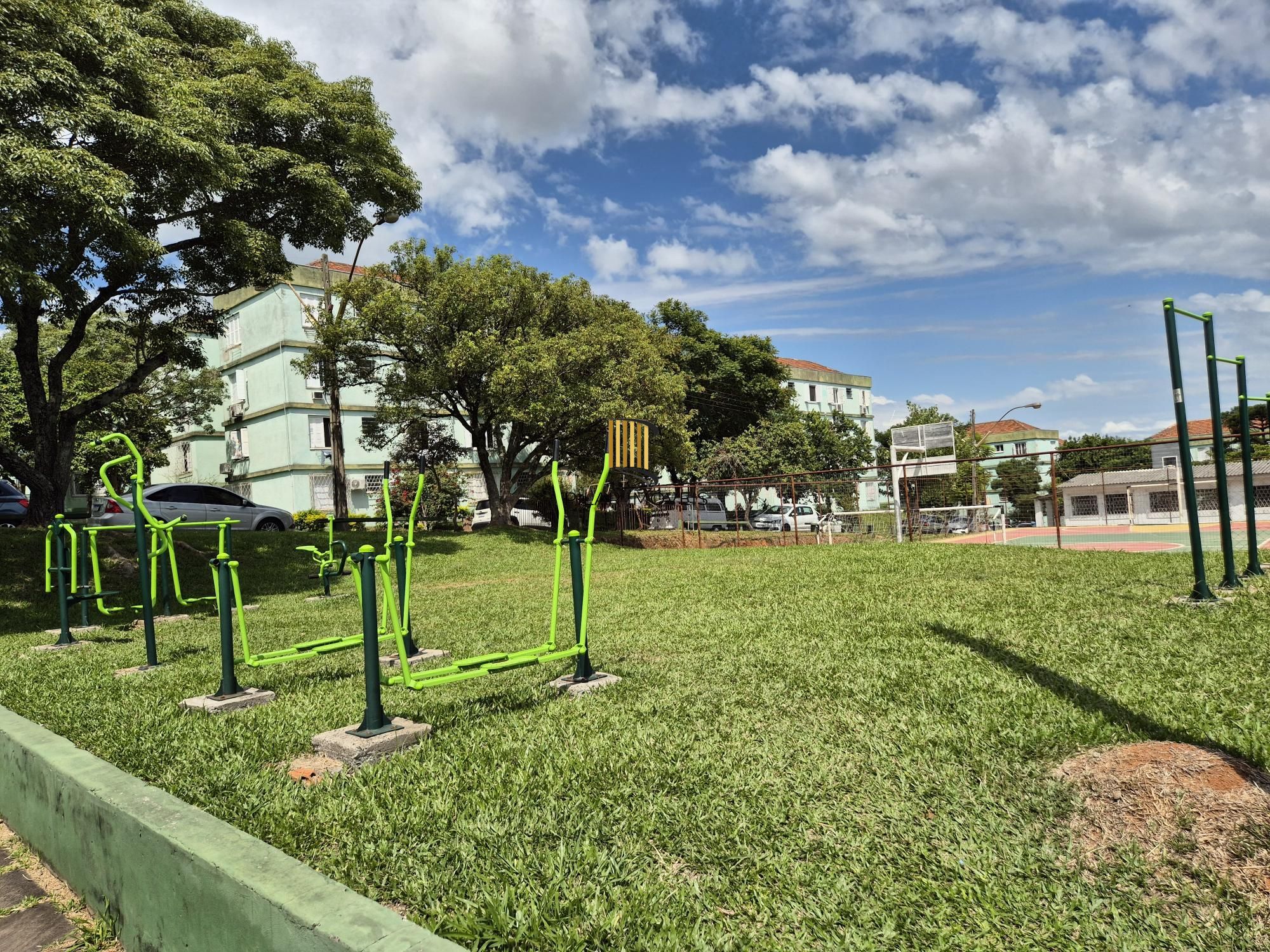 03 Dormitórios, com vaga e reformado