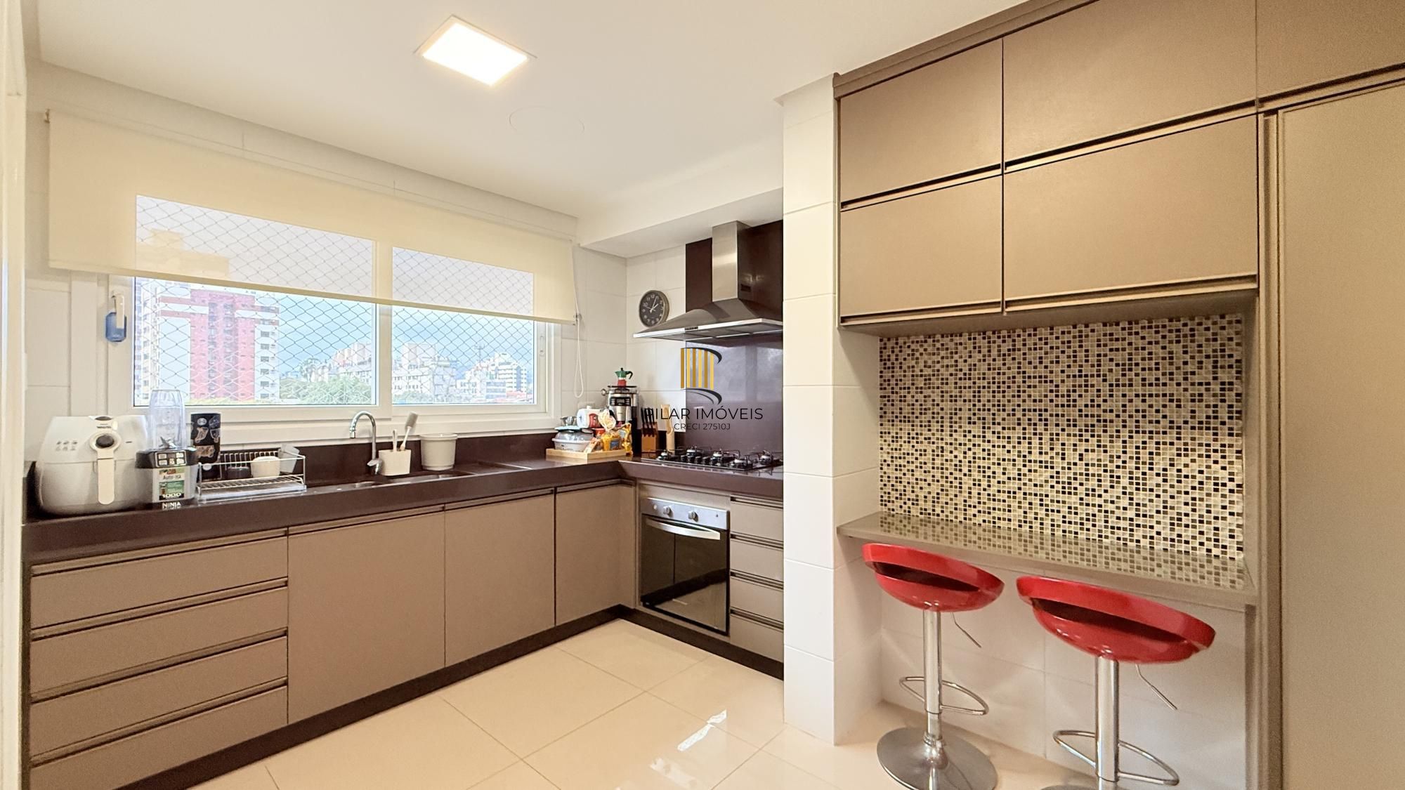 Excelente apartamento amplo com 2 dormitórios, 2 suítes mais dependência de empregada ou gabinete ou 3º dormitório