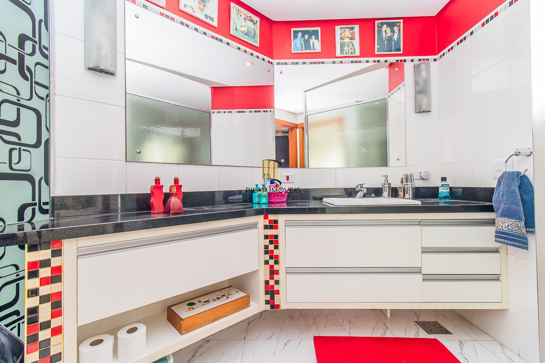 CASA DE 4 DORMITÓRIOS EM CONDOMÍNIO - 320 m² - 4 VAGAS DE GARAGEM