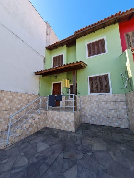 Casa de 3 dormitórios, apenas uma quadra da Av. Edgar Pires de Castro