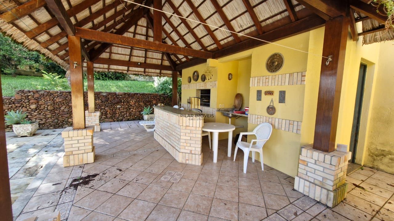 Casa de Cinema no bairro Glória com toda infraestrutura, ensolarada e bem ventilada, piscina, quiosque, 4 garagens