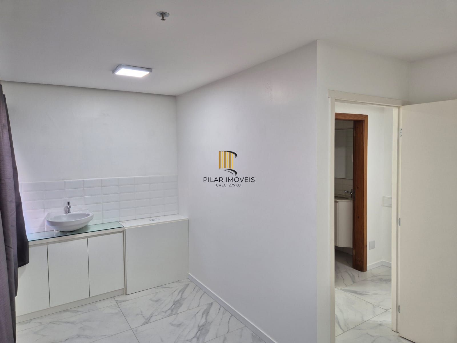 Sala reformada com box