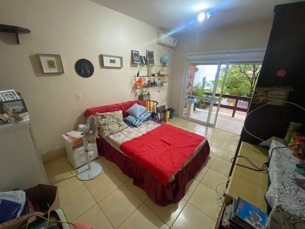 Casa 4 dormitórios - 1 vaga -  330m² Menino Deus