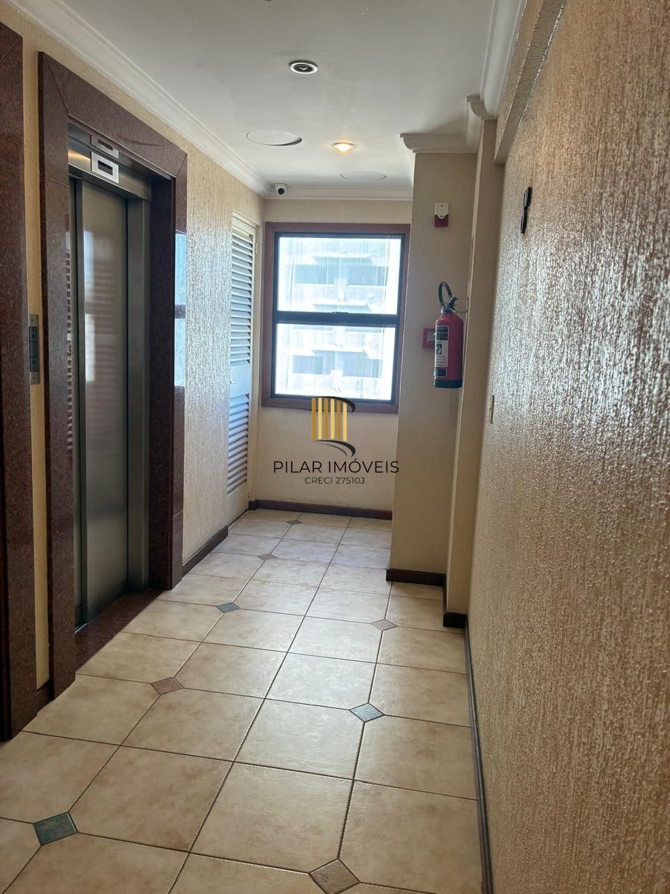 Ótima sala de 24,88 metros quadrados no Menino Deus