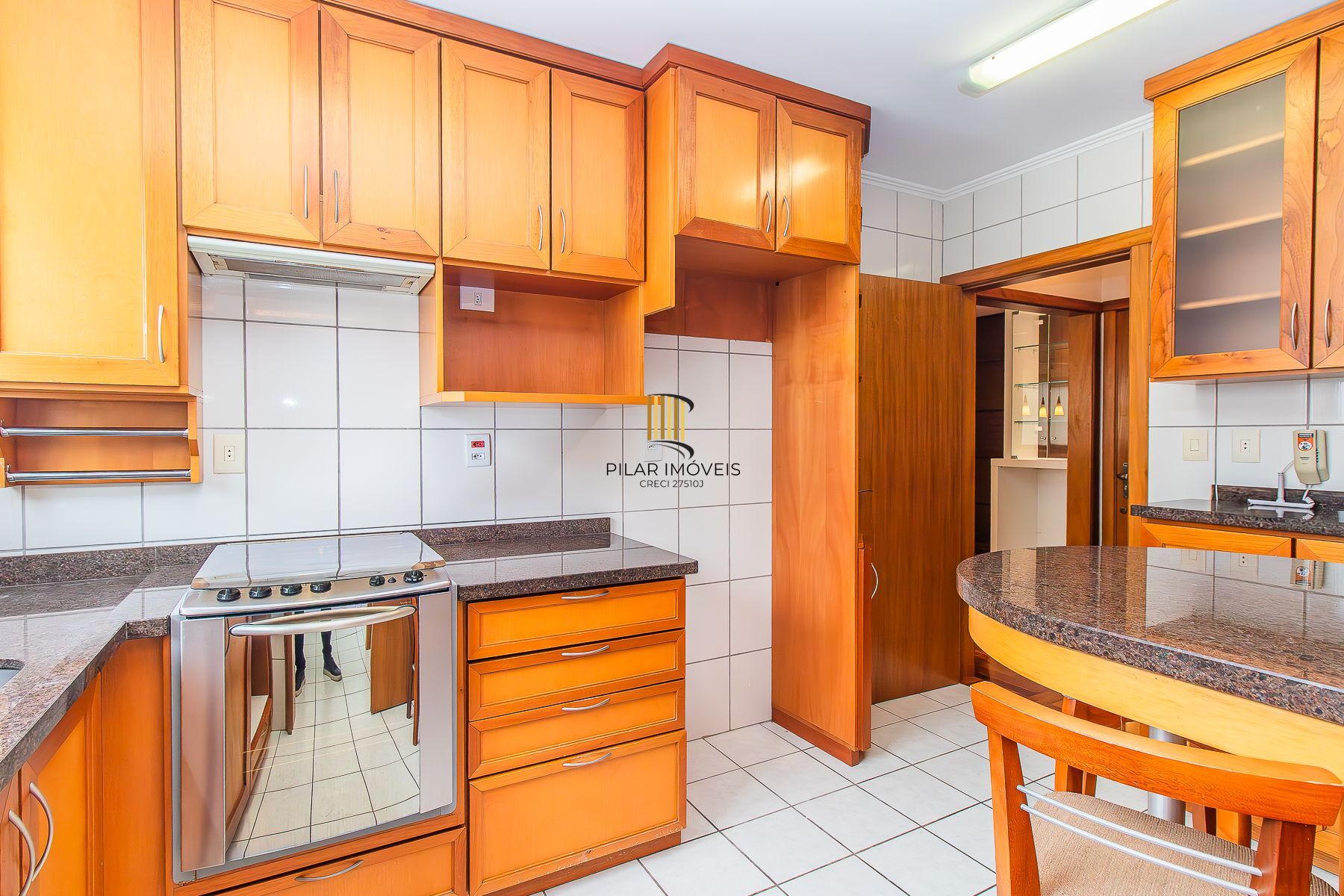 Apartamento semi mobiliado, impecável, com 126m² privativo.