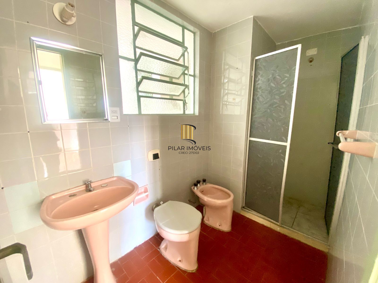 Apartamento 2 dormitórios com vaga de garagem, bairro Menino Deus