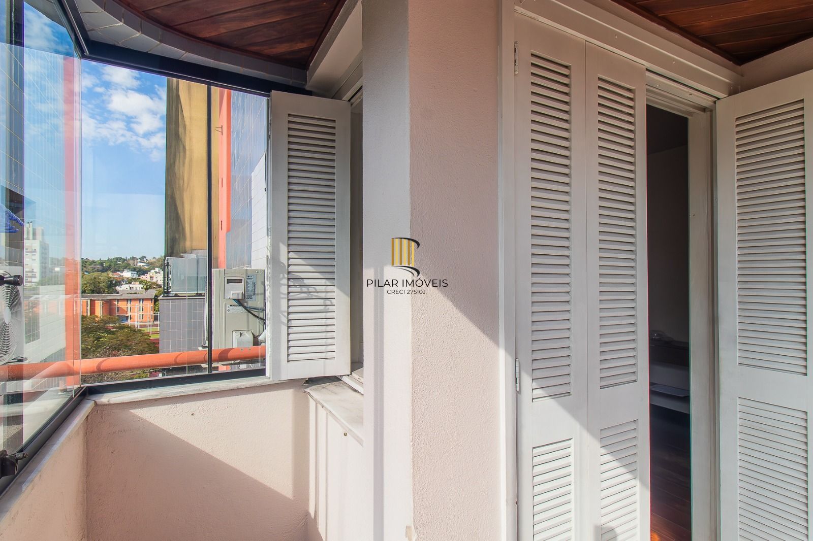 Apartamento panorâmico com três dormitórios, garagem