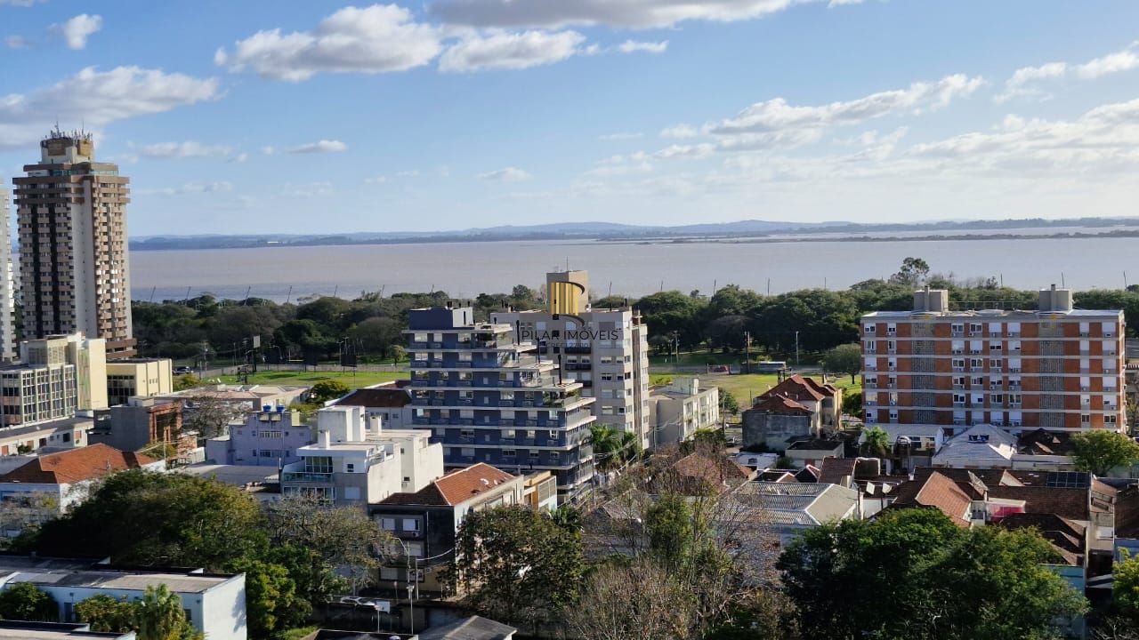 Apartamento impecável de frente no Menino Deus, 103,00 m² de área útil, 2 dormitórios, varanda integrada com churrasqueira, 2 garagens