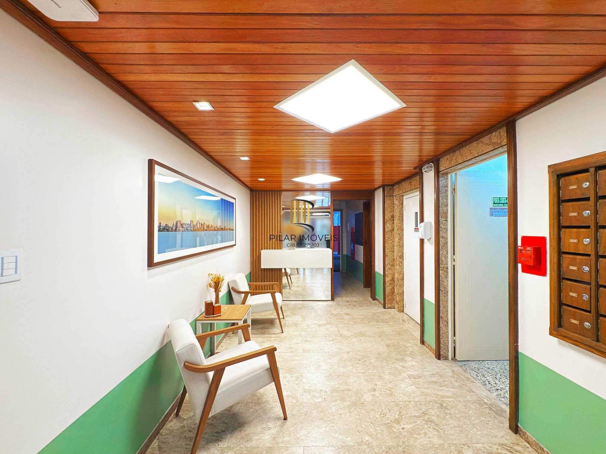 Apto 82m² 3 quartos, sendo um de empregada com suíte, prédio com elevador e vaga de garagem.