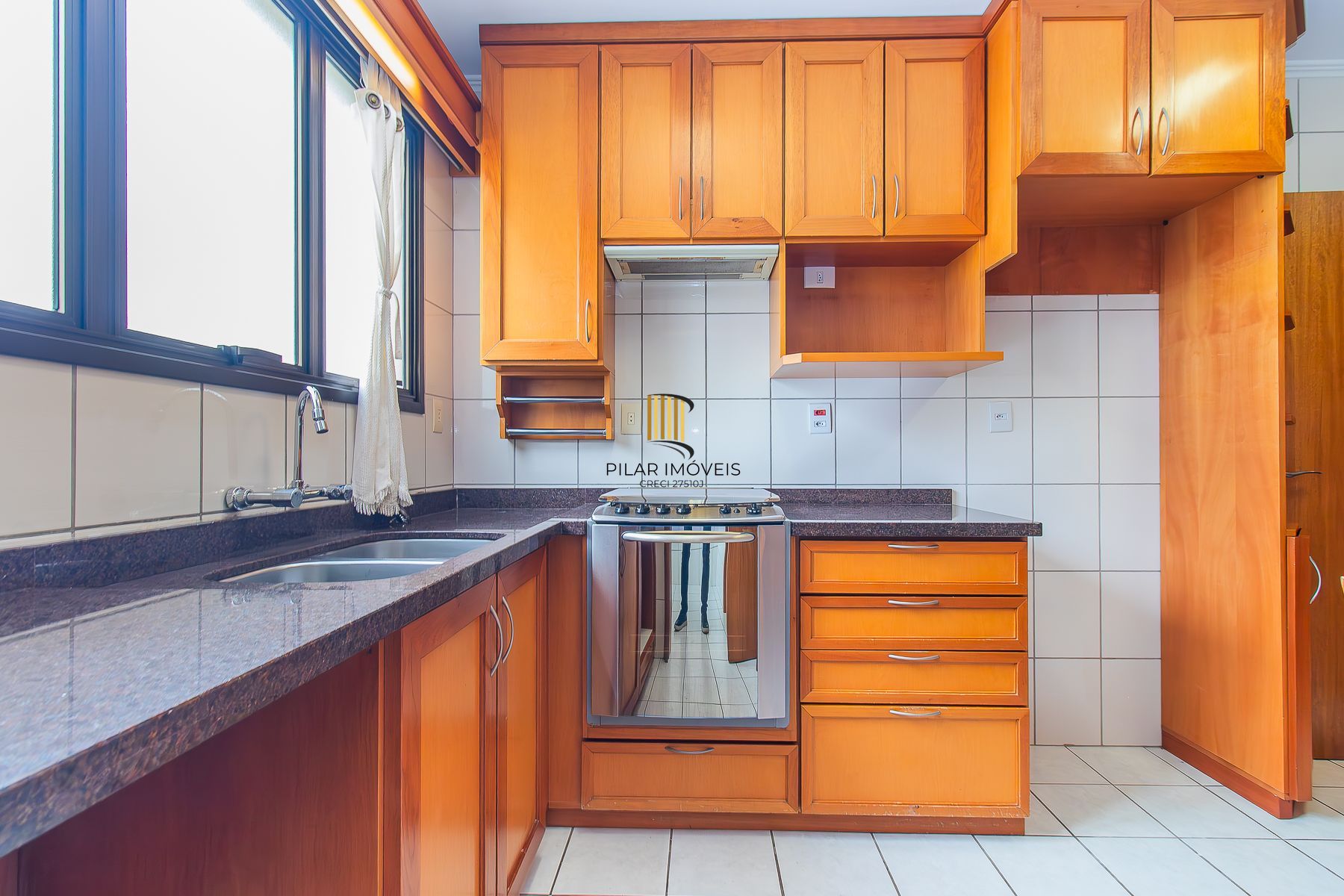 Apartamento semi mobiliado, impecável, com 126m² privativo.
