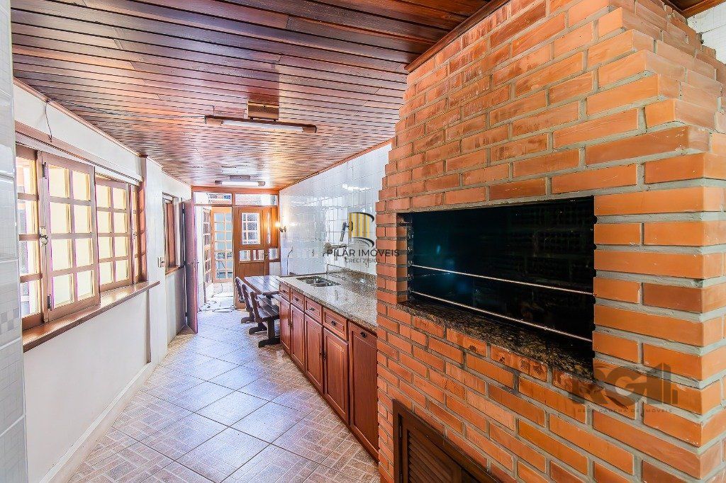 Casa com quatro quartos/dormitórios e muitos ambientes aconchegantes.