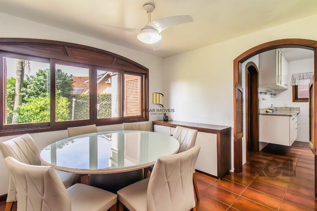 Casa com quatro quartos/dormitórios e muitos ambientes aconchegantes.