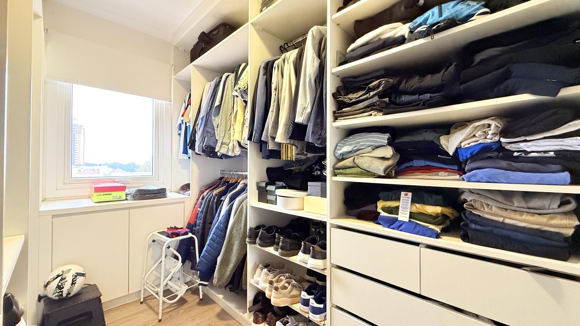 Excelente apartamento amplo com 2 dormitórios, 2 suítes mais dependência de empregada ou gabinete ou 3º dormitório