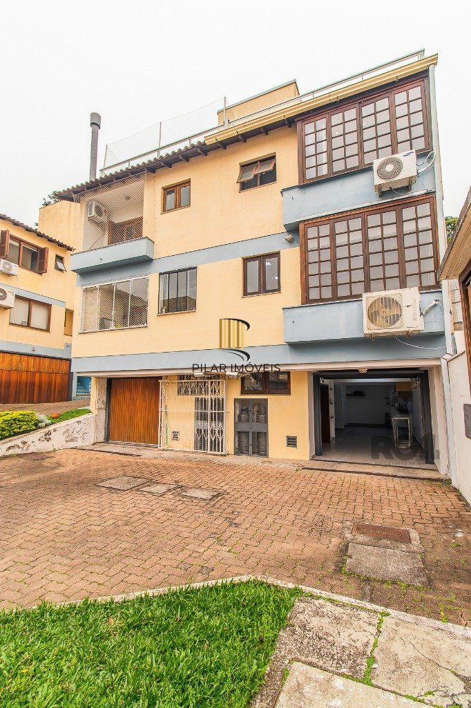 Belíssima casa em Condomínio com 3 dormitórios