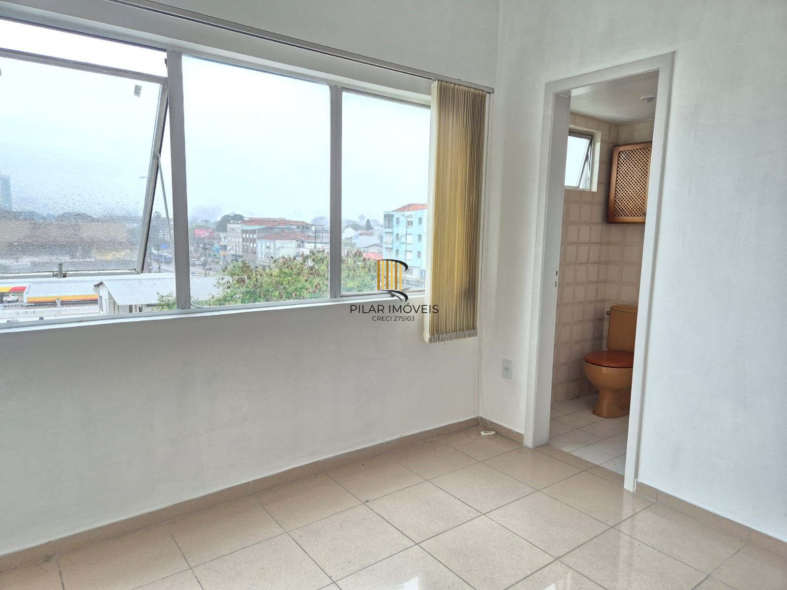 Sala comercial reformada e desocupada