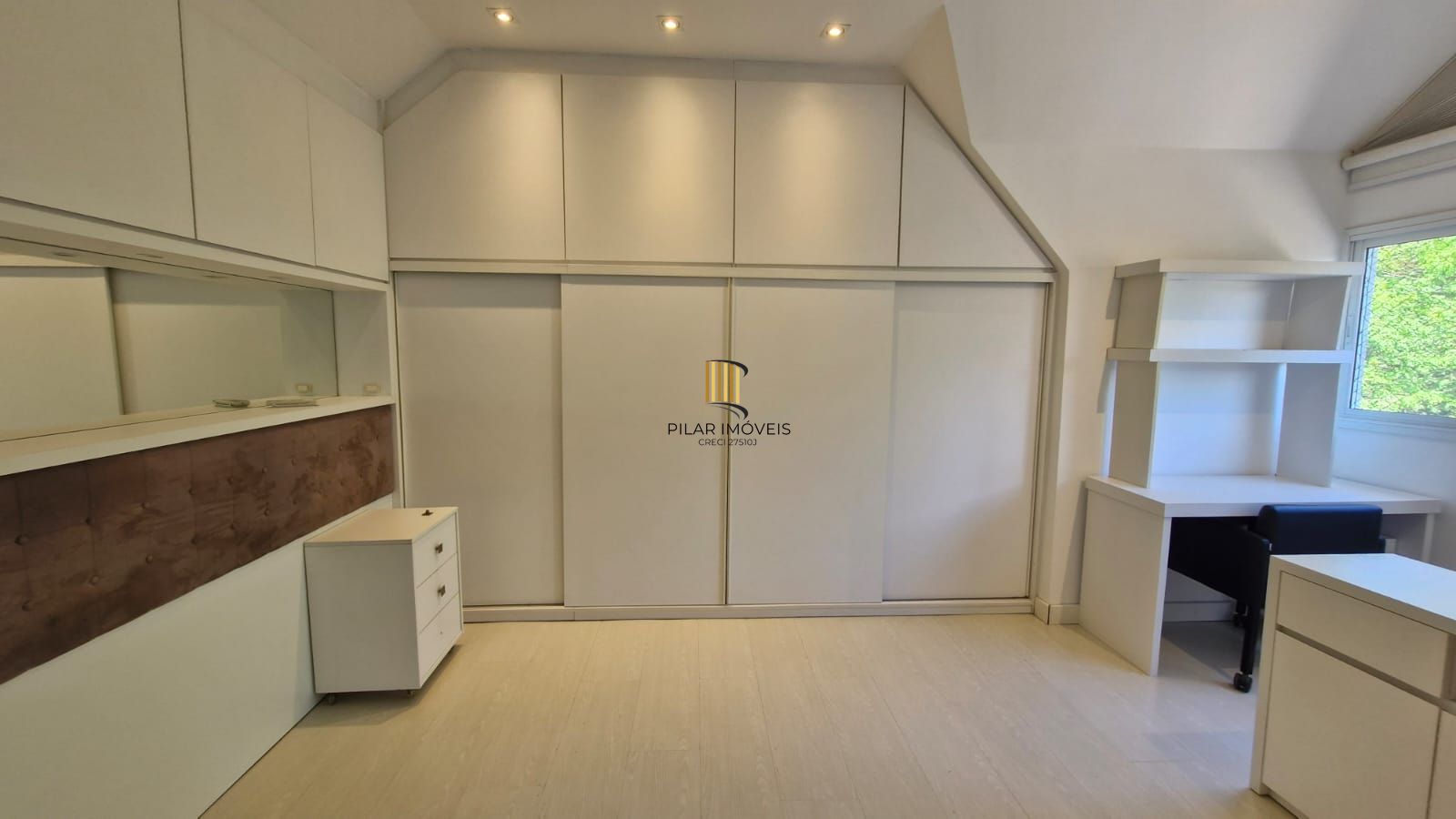 Casa em Condomínio fechado, 5 dormitórios sendo 2 suítes, 5 banheiros, 203 m² de área privativa, 2 garagem cobertas