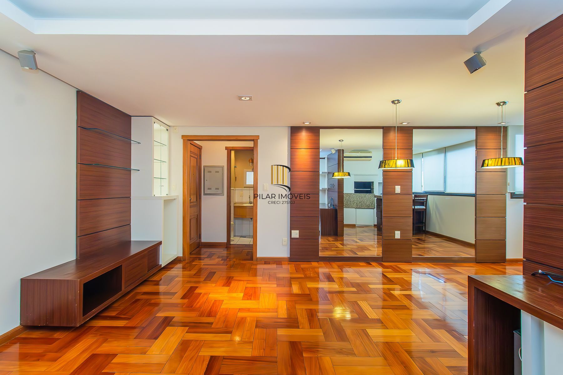 Apartamento semi mobiliado, impecável, com 126m² privativo.