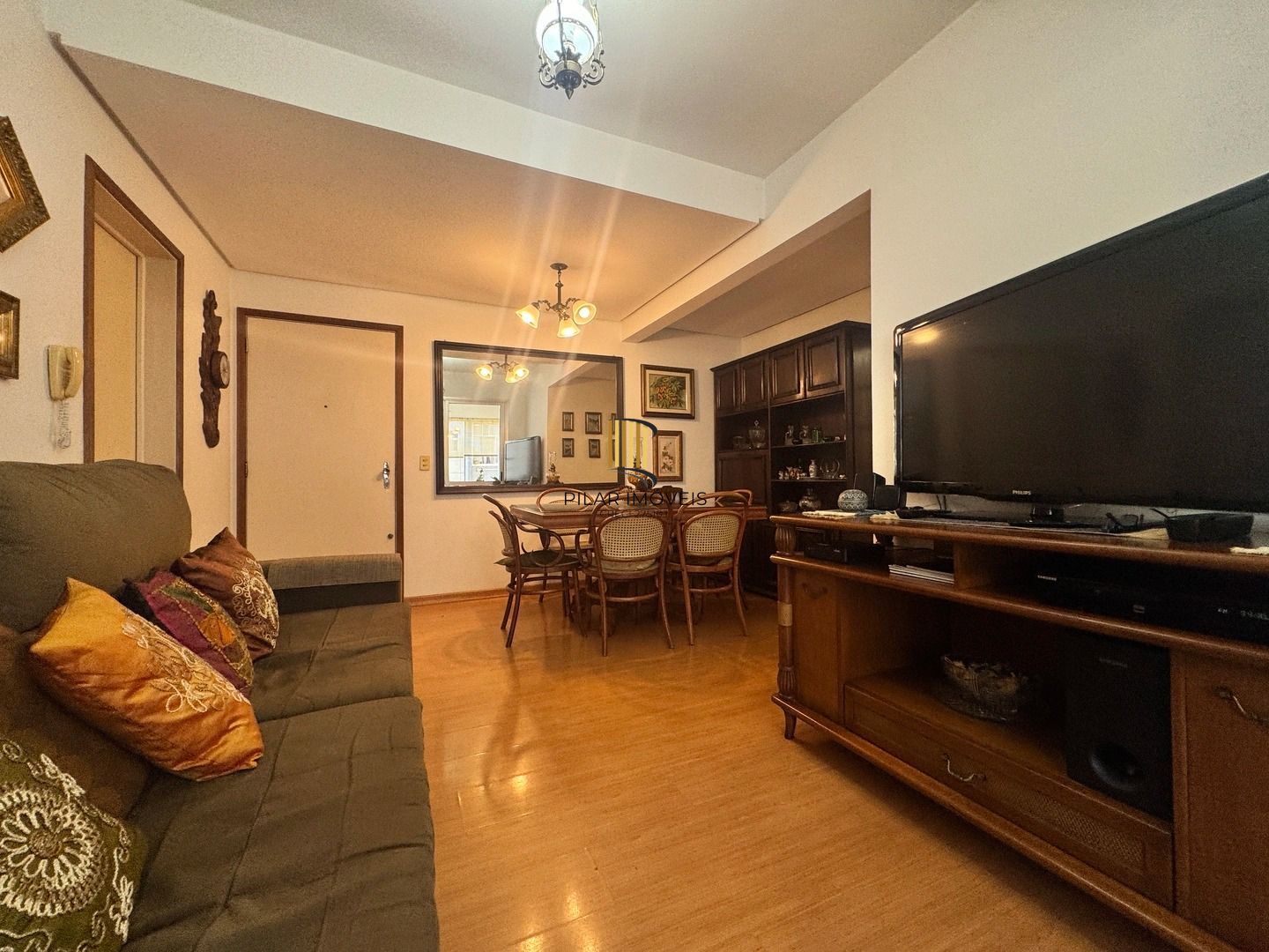 Apartamento dois dormitórios ( uma suíte) garagem/depósito Bairro Menino Deus