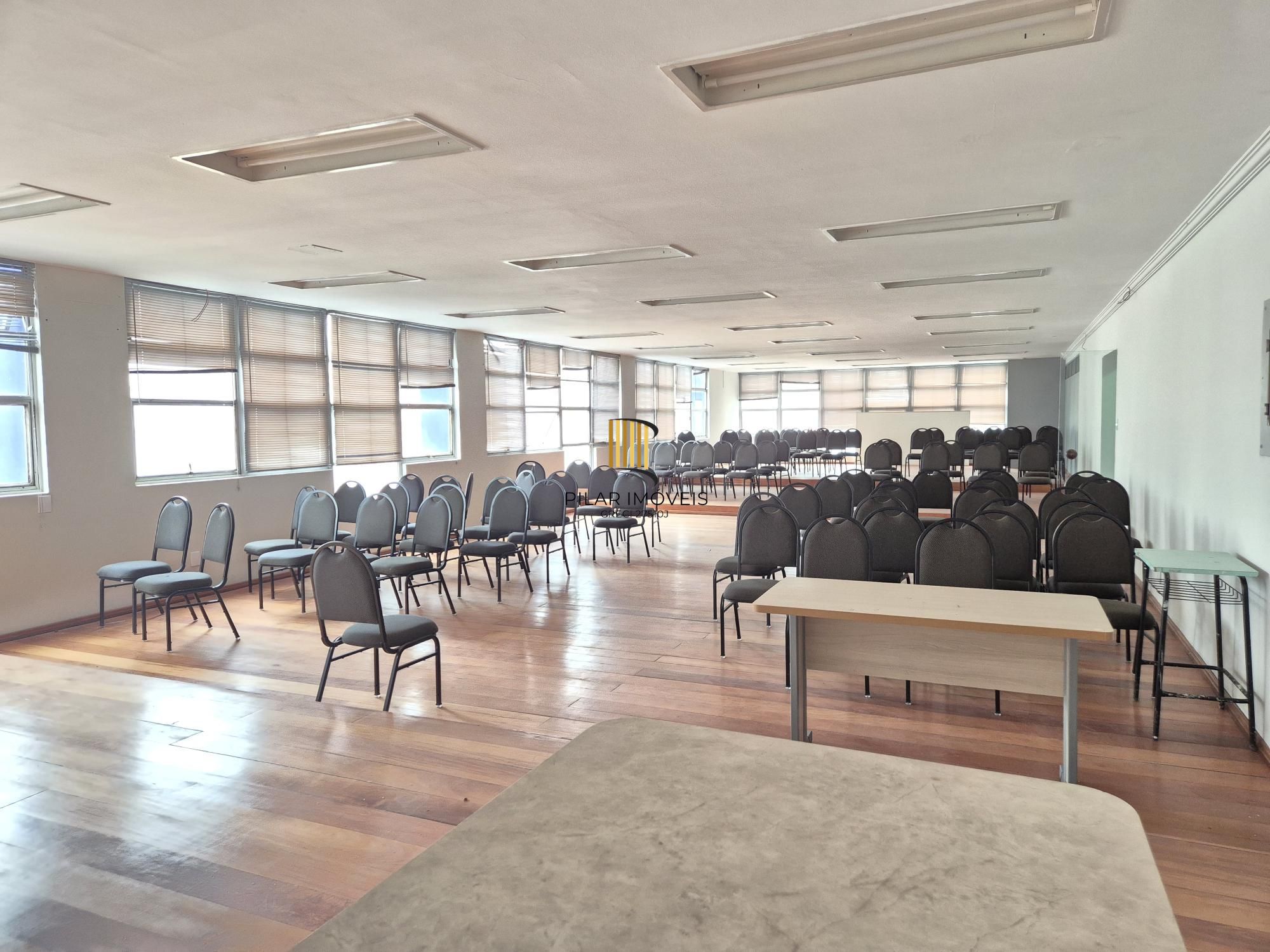 Prédio desocupado de 16 andares