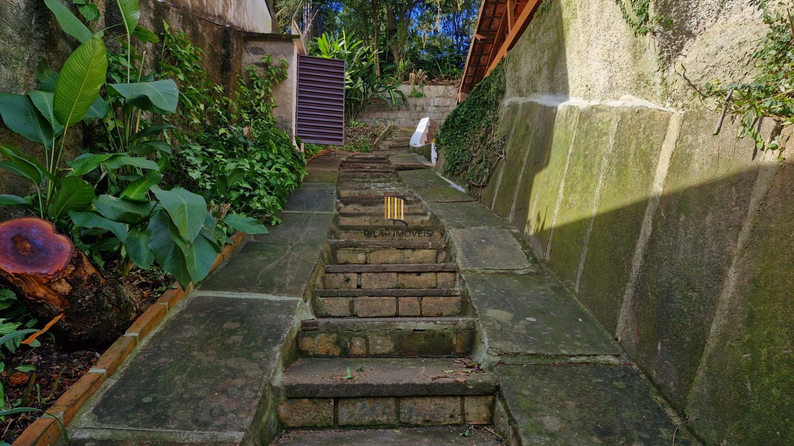 Casa no Bairro Glória, 2 dormitórios, banheiro, 2 garagens, ensolarada e bem ventilada