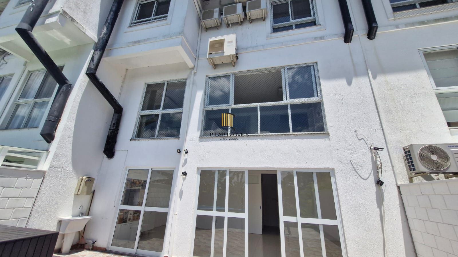 Casa em Condomínio fechado, 5 dormitórios sendo 2 suítes, 5 banheiros, 203 m² de área privativa, 2 garagem cobertas