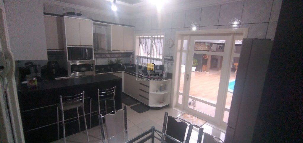 Casa para Venda - 243m², 2 dormitórios, sendo 1 suites, 3 vagas - Glória